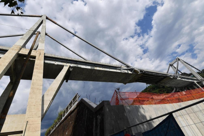 Edificios bajo el puente que el martes se derrumbó en Génova.-LUCA ZENNARO