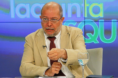 Francisco Igea durante su intervención en ‘La Quinta Esquina’, emitido anoche en La 8 de Valladolid.-J. M. LOSTAU