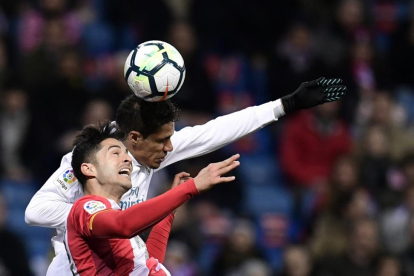 Juanpe disputa un balón aéreo a Varane durante el reciente Real Madrid-Girona.-JAVIER SORIANO / AFP