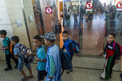 Llegada de 136 niños saharauis al aeropuerto de Valladolid para pasar el verano con familias de Castilla y León, en el marco de Vacaciones en Paz.- Ical