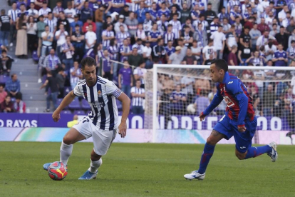 Moyano avanza con el balón ante la presencia de Orellana en el partido contra el Eibar.-MIGUEL ÁNGEL SANTOS