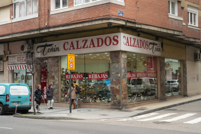 Calzados Toñín en el cruce de la calle Cervantes de Valladolid con la calle Jardines - J.M. LOSTAU