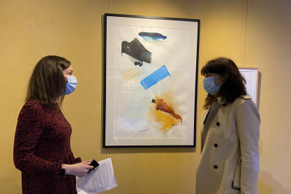 María Mozo y Ana Redondo junto a una de las obras en GaleríasVA