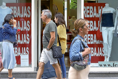 Imagen de un comercio de Valladolid con carteles que anuncian las rebajas estivales.-J.M. LOSTAU