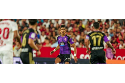 El Yamiq filtra un pase en el partido en Sevilla. / LA LIGA