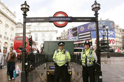 Dos policía delante de la parada de metro de Piccadily Circus en Londres-Foto: EFE