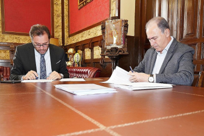 Óscar Puente y Antonio Gato firman el préstamo para las obras. E.M.-E.M.