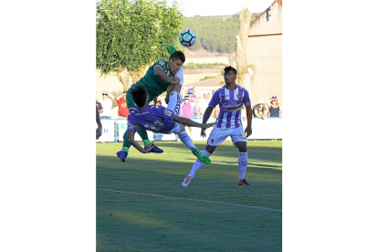 Míchel choca con su pierna con el jugador del Leganés en el amistoso.-P.R.
