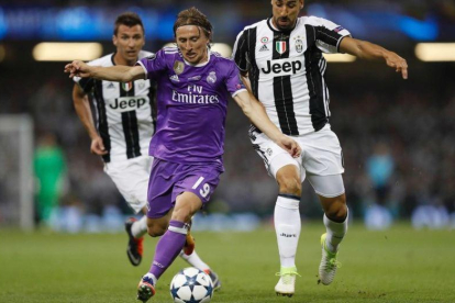 Modric supera a Khedira en un Juventus-Madrid, junio del 2017. /-ADRIAN DENNIS