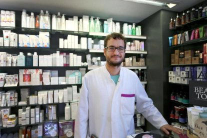 Víctor Puente, gerente de la farmacia de la calle Real de Burgos de Valladolid.-ICAL
