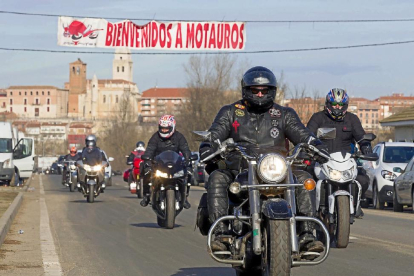 Motoristas nacionales e internacionales abandonan Tordesillas tras la celebración de la decimosexta edición de Motauros.