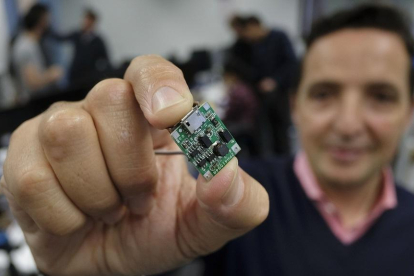 Juan Manuel Corchado muestra un chip en las instalaciones de la Universidad de Salamanca.-ENRIQUE CARRASCAL