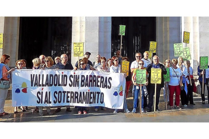 Un grupo de vecinos protesta a las puertas del Ayuntamiento durante la reunión del alcalde con los representantes del barrio de La Pilarica.-E. M.