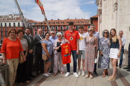 De Larrea junto a familiares y representantes municipales en el Balcón del Ayuntamiento. / E. M.