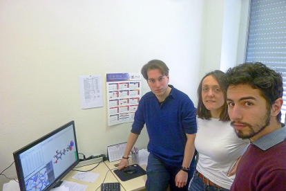 Pablo García, Cristina Sanz y Pablo Ortega en las instalaciones de la Universidad de Salamanca.-EL MUNDO