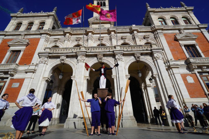 Fotos del aurresku en la plaza Mayor de Valladolid bailado ante Óscar Puente. E. M.