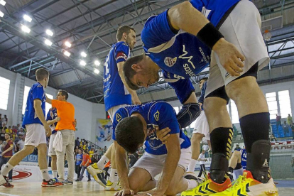 Sergi Grossi intenta levantar del suelo a Dani Pérez tras la derrota en los penaltis del Atlético Valladolid.-David S. Bustamante