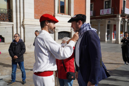 Fotos del aurresku en la plaza Mayor de Valladolid bailado ante Óscar Puente. E. M.