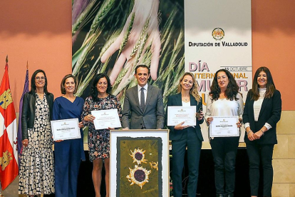 Noelia García, Teresa Oliver, Ángeles Leonardo, Conrado Íscar, la representante de Abadía Retuerta, Gloria Reguero y Raquel González, ayer.-E. M.