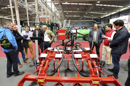 Foto de archivo, agricultores cambian impresiones sobre la nueva maquinaria expuesta en la feria ‘Agrovid’ de Valladolid en años anteriores. - ICAL