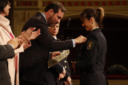 Óscar Puente entrega una condecoración durante la celebración del Día de la Policía Municipal. -PHOTOGENIC