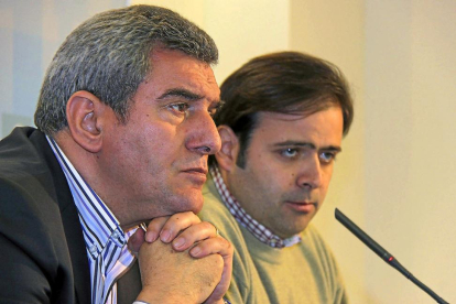 Julio Villarrubia y Tino Rodríguez, en una imagen de archivo durante una comparecencia en León.-ICAL