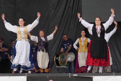 Actuación del “Grupo de Coros y Danzas Villa de La Seca” durante la Fiesta del Verdejo de La Seca.- J.M. LOSTAU