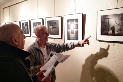 Dos hombres observan la foto ganadora en la exposición del XII Salón de Fotografía.-AFV