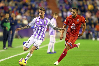 Calero se dispone a centrar ante su futuro compañero ‘Panda’ Iglesias, en el último Real Valladolid-Espanyol.-P. REQUEJO