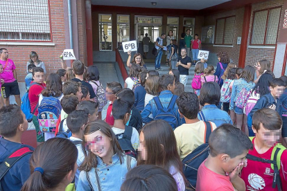 Niños esperan para saber cuál será su clase durante el curso en el colegio Pablo VI de Ávila-ICAL