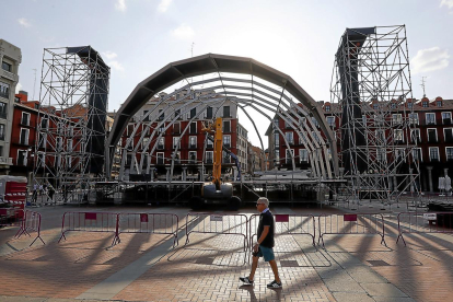 Un ciudadano pasa por delante del escenario de la plaza Mayor, que acogerá los conciertos previstos para ferias.-J.M. LOSTAU