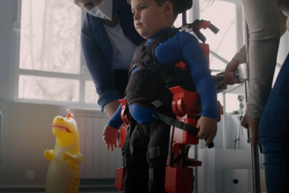 Víctor con el exoesqueleto de Marsi Bionics en una imagen de archivo.- E.M.