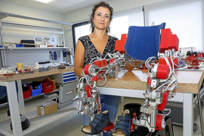 La ingeniera del CSIC, Elena García Armada, muestra el exoesqueleto pediátrico en una imagen de archivo. E. M.