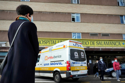 Pilar, a las puertas del Hospital Clínico de Salamanca. - ENRIQUE CARRASCAL