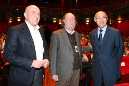 El etnógrafo Joaquín Díaz con el delegado del Gobierno, Ramiro Ruiz Medrano, y el presidente de la Diputación, Jesús Julio Carnero-Ical