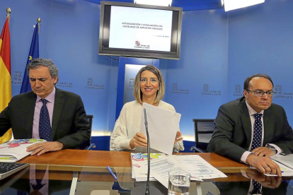 La consejera Alicia García, junto a Jesús Fuentes y Carlos Raúl de Pablos, durante la rueda de prensa.-ICAL