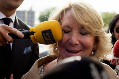El micrófono de Cadena SER golpeando a Esperanza Aguirre.-Foto: TWITTER / @LA_SER