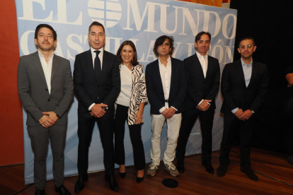 Javier Meléndez (2º izquierda) y su equipo de Patatas Meléndez en la gala de los Premios La Posada 2023 de El Mundo de Castilla y León. -PHOTOGENIC