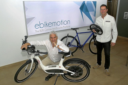 Marco Antonio de la Serna y Sergio Ruesga, junto a las bicicletas que fabrica ebikemotion.-MANUEL BRÁGIMO