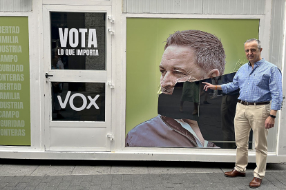 El diputado y cabeza de lista al Congreso por VOX, Pablo Sáez, muestra los daños en el vinilo de la caseta de campaña. E. M.