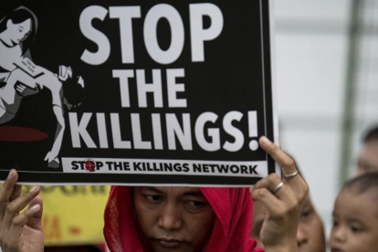 Un activista levanta una pancarta contra los asesinatos extrajudiciales en una protesta en Manila, el 23 de agosto.-AFP / NOEL CELIS