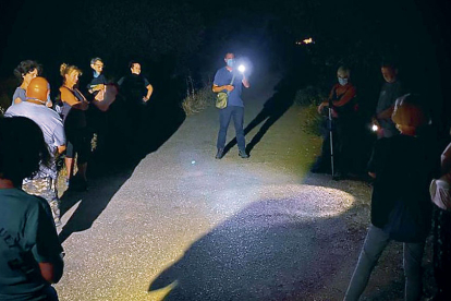 Vecinos y visitantes se congregan con linternas en el Parque de la Muela para participar en la marcha, en una anterior edición. ASOCASTRONA