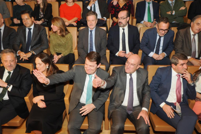 Alfonso Fernández Mañueco, presidente de la Junta de Castilla y León, y Jesús Julio Carnero, alcalde de Valladolid, saludan en la gala de los Premios La Posada 2023 de El Mundo de Castilla y León. -PHOTOGENIC