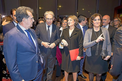 José Luis Ulibarri, Antonio Fernández-Galiano, Milagros Marcos, Isabel García Tejerina, Pablo Lago, Josefa García Cirac y Jesús Julio Carnero ayer a su llegada a los premios La Posada organizados por EL MUNDO DE CASTILLA Y LEÓN.