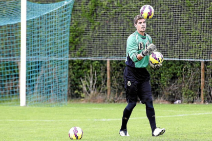 Raúl Fernández juguetea con unos balones durante un entrenamiento del Racing-ROMÁN ALONSO