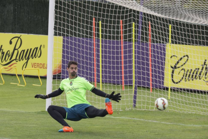 Dani Hernández encaja un gol durante el entrenamiento en los Campos Anexos-M. Á. Santos