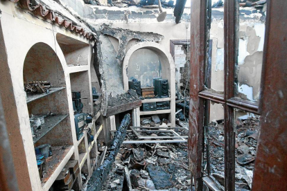 Estado en el que quedó el salón de una de las viviendas totalmente calcinada por el fuego en la calle San Martín de Medina del Campo-J.M.Lostau