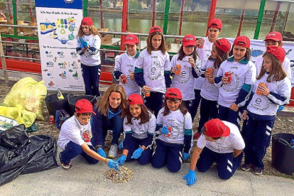 La olímpica Theresa Zabell y niños del colegio San Vicente de Paúl reciclan colillas recogidas del Canal de Castilla.-G.VELASCO