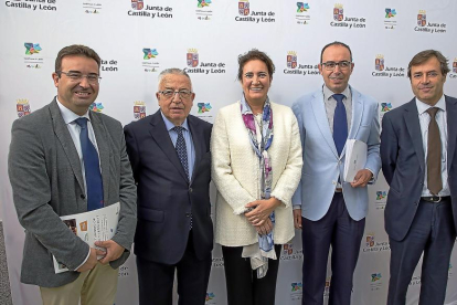 Roberto Díez, Francisco Gallego, Josefa García Cirac, Víctor Alonso y Javier Ramírez ayer, minutos antes de la inauguración del Día del Turismo.-ICAL