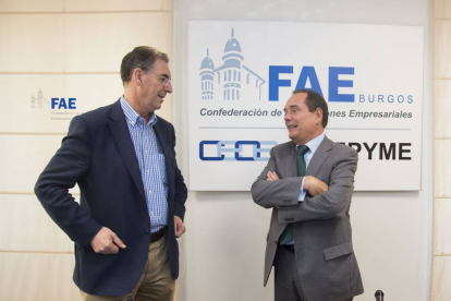 El presidente de FAE, Miguel Ángel Benavente (I), y el director de CajaViva - Caja Rural, Ramón Sobremonte (D).-ICAL